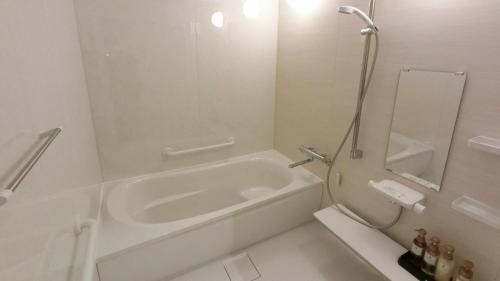 baño blanco con bañera y aseo en Yurihonjo - Hotel - Vacation STAY 42543v, en Yurihonjo