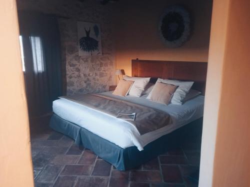 MéthamisにあるChambre d'hôtes face au lavoirのベッドルーム1室(大型ベッド1台、白いシーツ、枕付)