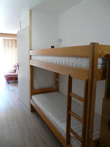 quelques lits superposés dans une chambre dans l'établissement La Salle les Alpes : Charmant Appartement T2 30 M2, à La Salle Les Alpes