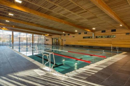 une grande piscine avec une grande piscine dans l'établissement La Salle les Alpes : Charmant Appartement T2 30 M2, à La Salle Les Alpes
