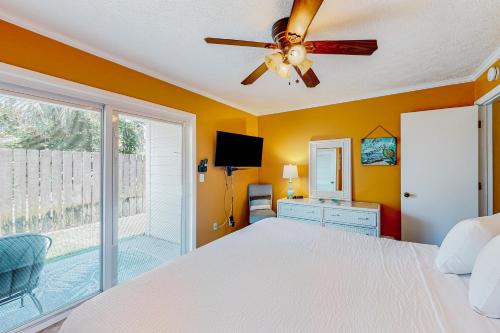 um quarto com uma cama e uma ventoinha de tecto em Southwinds III - H2 em Panama City Beach
