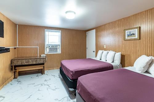 Boardwalk Sand & Surf Beach Hotel Oceanfrontにあるベッド