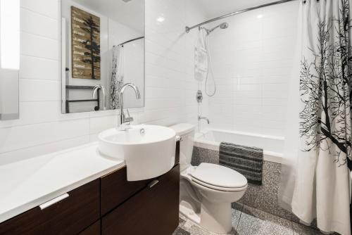 a bathroom with a sink and a toilet and a tub at Historic Hudson in Victoria