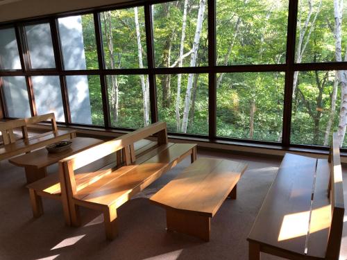 2 bancos en una habitación con ventanas grandes en Aizu Kogen International Human Resources Center - Vacation STAY 44530v en Minamiaizu