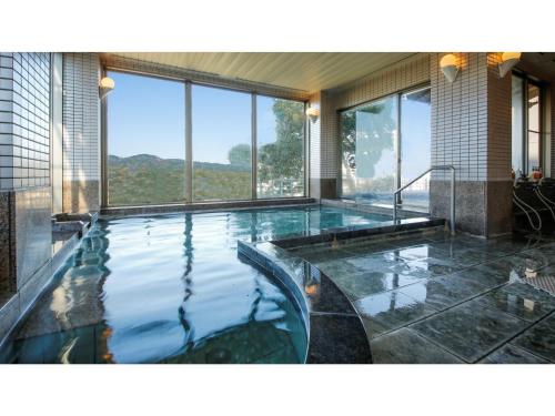 uma grande piscina num edifício com janelas em Reviews of Resort Hills Toyohama Soranokaze - Vacation STAY 78008v em Toba