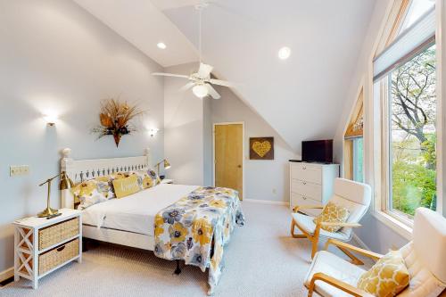 a bedroom with a bed and a ceiling fan at Lakeview Lure in Oakland