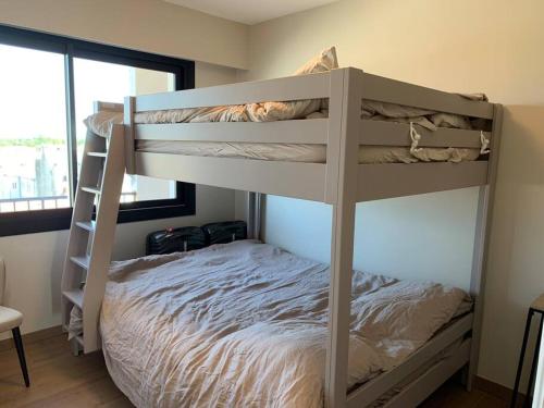 une chambre avec un lit superposé avec une échelle dans l'établissement Résidence le Concorde, à Le Touquet-Paris-Plage