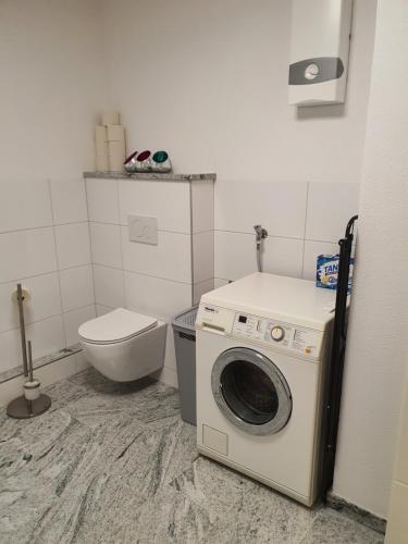 a bathroom with a washing machine and a toilet at Eigentumswohnung Altstadt Weiden in Weiden