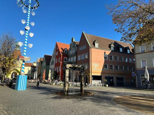 a city street with buildings on a sunny day at Eigentumswohnung Altstadt Weiden in Weiden