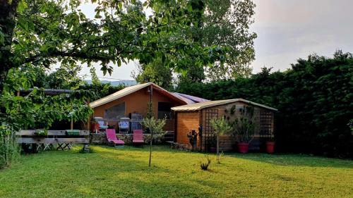 拉戈爾斯的住宿－Le Mas de l'Ibie Bleue，院子里的小棚子,带粉红色椅子