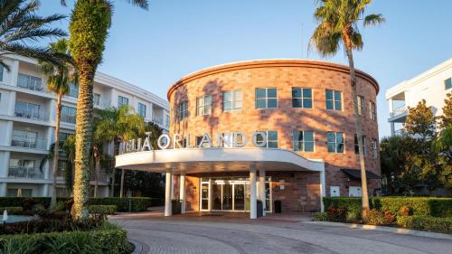 - un bâtiment rond avec des palmiers dans l'établissement Meliá Orlando Celebration, à Orlando