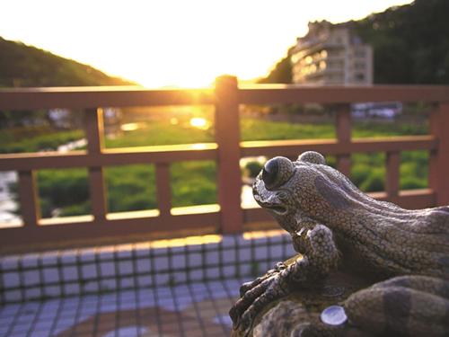 a statue of a lizard sitting on a tennis court at Blancart Misasa - Vacation STAY 14614v in Misasa