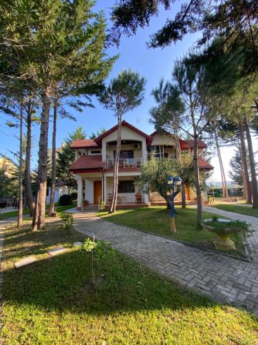 Το κτήριο όπου στεγάζεται  η παραθεριστική κατοικία