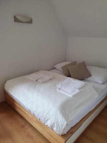 Een bed of bedden in een kamer bij Willa Sunshine Zakopane Chalet