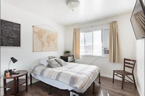 Un pat sau paturi într-o cameră la Don’s comfy private room