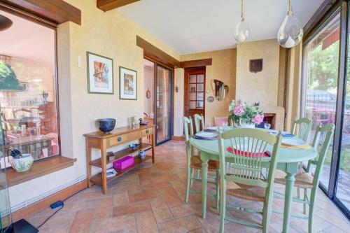 une salle à manger avec une table et des chaises dans l'établissement Bois et chiffons famille et confort, à Siorac-en-Périgord