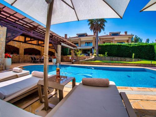 Bazén v ubytování Sani Villa Lili 5 nebo v jeho okolí