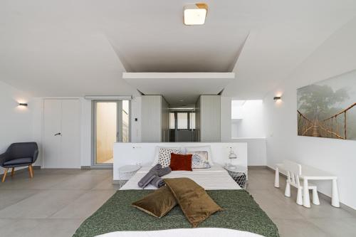 uma sala de estar branca com um sofá e uma mesa em Benalmadena Penthouse Bliss em Benalmádena