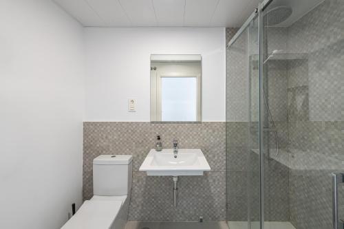 La salle de bains est pourvue de toilettes, d'un lavabo et d'une douche. dans l'établissement Benalmadena Penthouse Bliss, à Benalmádena
