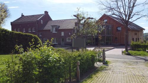 een huis met een hek ervoor bij Hof van Kleeberg in Mechelen