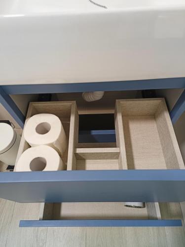 a bathroom with a toilet under a desk at Estudio Taupe in Matalascañas