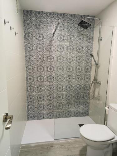 a bathroom with a shower and a toilet at Estudio Taupe in Matalascañas