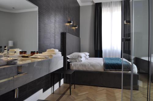 una camera da letto con un letto e un lavandino di Place 24 Suites & Wellness a Roma