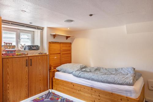 een kleine slaapkamer met een bed en een raam bij Ferienhaus Baumann in Quickborn