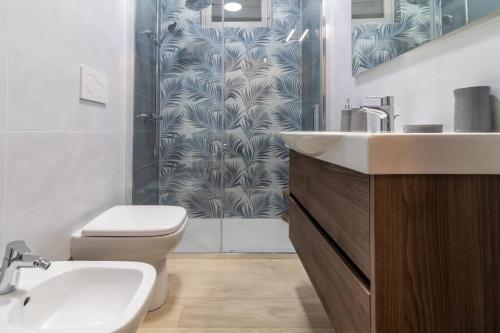 ein Bad mit einem WC, einem Waschbecken und einer Dusche in der Unterkunft Il Giardino tra Cielo e Mare in Porto Venere