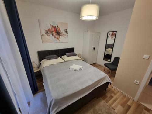 - une chambre avec un grand lit dans l'établissement Apartment Lux Zadar, à Zadar
