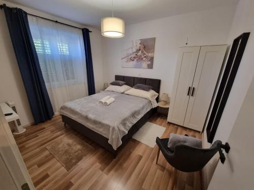 - une chambre avec un lit et une grande fenêtre dans l'établissement Apartment Lux Zadar, à Zadar