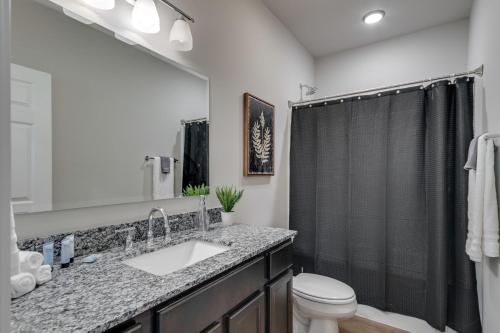 y baño con lavabo, aseo y ducha. en NEW 3 BR Apartment Sleeps 6 en Pigeon Forge