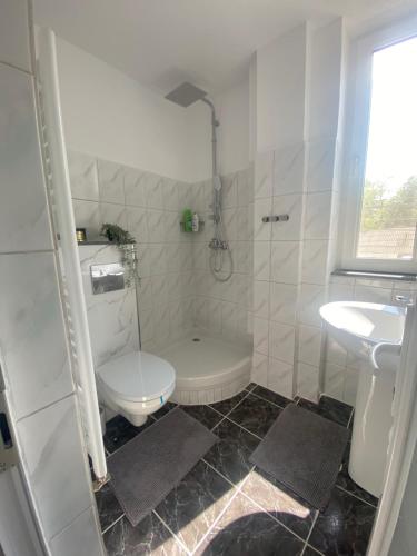 biała łazienka z toaletą i umywalką w obiekcie Garsoniera 27mp - Camera - Baie - Bucatarie - Balcon w mieście Mogoşoaia