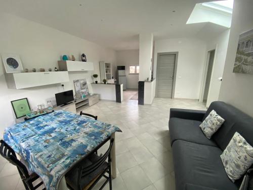 una sala de estar con una mesa y un sofá en AriMAnd House, en La Spezia