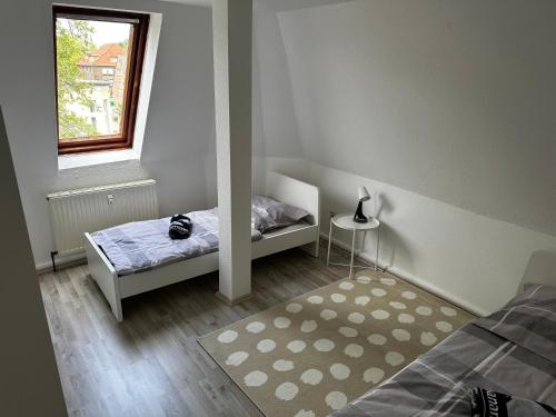 een kleine slaapkamer met een bed en een spiegel bij A&V Apartments Schöne Dachgeschoss Wohnung in Gelsenkirchen