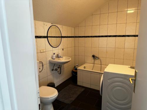 a bathroom with a toilet and a sink and a bath tub at A&V Apartments Schöne Dachgeschoss Wohnung Apt Sterne in Gelsenkirchen