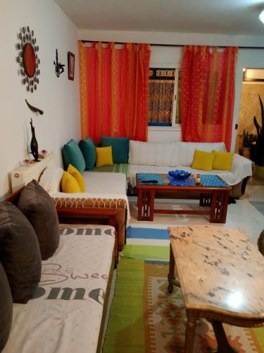 - un salon avec des canapés et une table dans l'établissement Eden sidi bousaid, à Dar Mimoun Bey