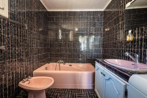 une salle de bain avec une baignoire, des toilettes et un lavabo dans l'établissement Bel appartement T2 climatisé entre mer et calanque, à Marseille