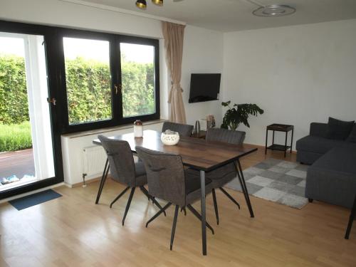 a living room with a wooden table and chairs at Apartment "Lavendel Garten" in Klein-Winternheim