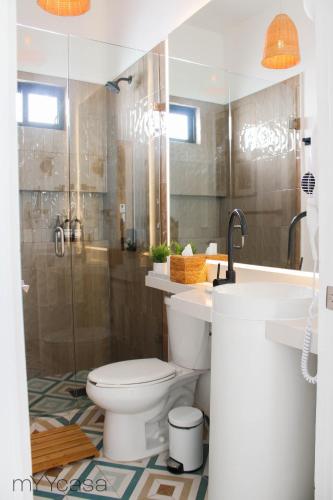 a bathroom with a toilet and a shower and a sink at House with Pool in Sector Bahia, Close to the Beach - Casa Amalia in San Carlos