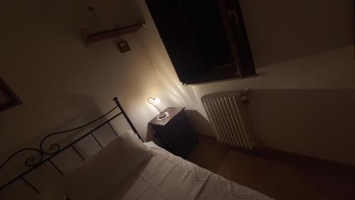 sypialnia z łóżkiem z lampką obok w obiekcie Piccoli Desideri Tra le Singolarità del Molise w mieście Forlì del Sannio