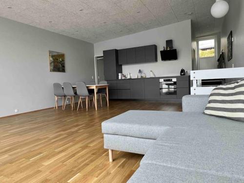 Vestnanhavn的住宿－Pauli’s Boathouse，客厅配有沙发和桌椅