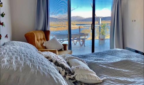 Rúm í herbergi á Wild Pines Waterfront Guesthouse BBQ Pet Friendly