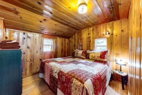 Joseph的住宿－Mount Bonneville，小木屋内一间卧室,配有一张床