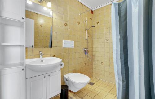 een badkamer met een toilet, een wastafel en een douche bij 2 Bedroom Amazing Apartment In Rm in Sønderby