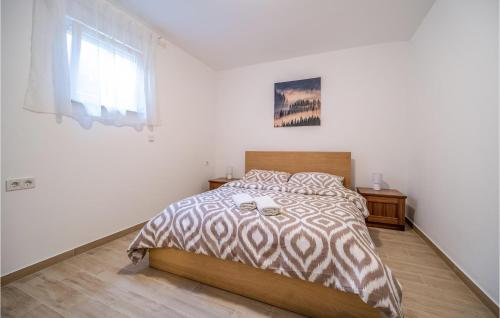 Postelja oz. postelje v sobi nastanitve Nice Apartment In Rakovica With 1 Bedrooms, Wifi And Outdoor Swimming Pool