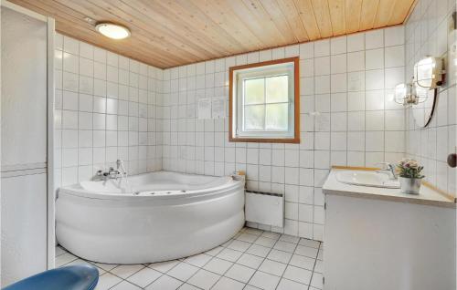 ロモ・キルケビーにあるAwesome Home In Rm With 3 Bedrooms, Sauna And Wifiの白いバスルーム(バスタブ、シンク付)