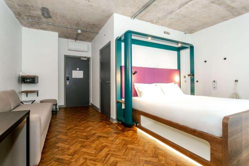 YOTEL Manchester Deansgate Image