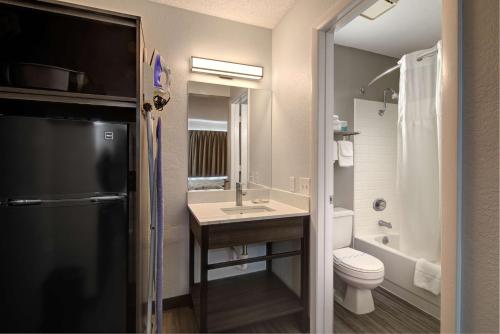een badkamer met een wastafel, een toilet en een bad bij Studio 6 Grand Junction, CO in Grand Junction