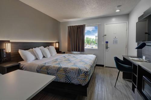 Habitación de hotel con cama y ventana en Studio 6 Grand Junction, CO, en Grand Junction
